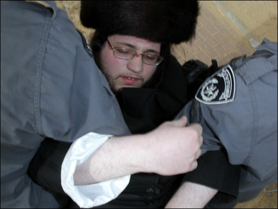 مواجهات بين الحريديم وشرطة اسرائيل بسبب نقل رفات موتى  صورة رقم 3