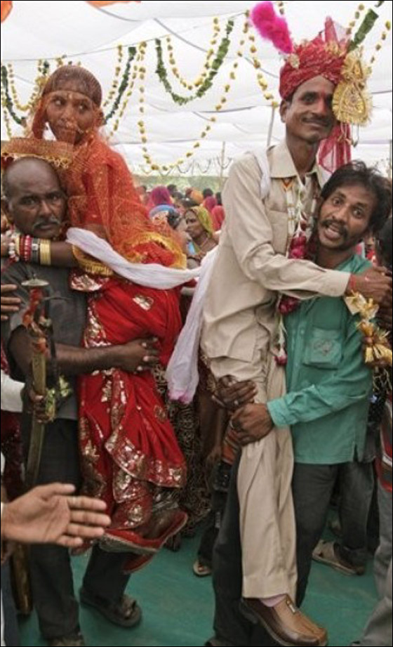 في يوم ميمون.. 50 ألف حفل زفاف!!!   صورة رقم 2