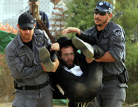 مواجهات بين الحريديم وشرطة اسرائيل بسبب نقل رفات موتى  صورة رقم 1