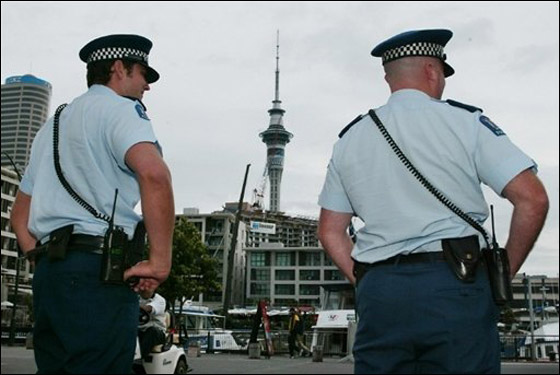 طرد  مليء بالذباب الحيّ الطنان يثير ذعر حكومة نيوزيلندا صورة رقم 3