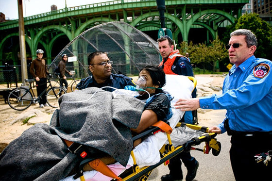 غضبت من زوجها فرمت إبنتها الرضيعة بالنهر وقفزت وراءها  صورة رقم 4