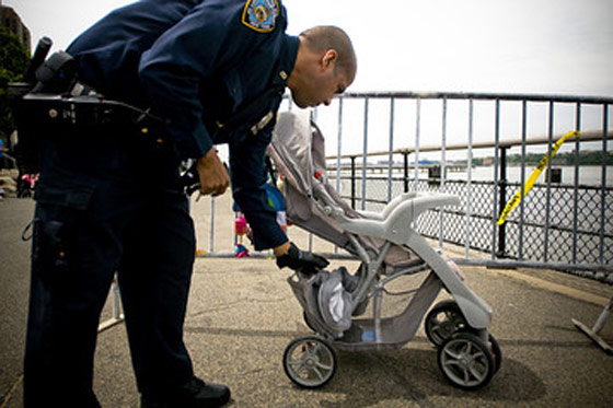 غضبت من زوجها فرمت إبنتها الرضيعة بالنهر وقفزت وراءها  صورة رقم 1