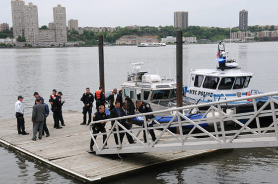 غضبت من زوجها فرمت إبنتها الرضيعة بالنهر وقفزت وراءها  صورة رقم 2