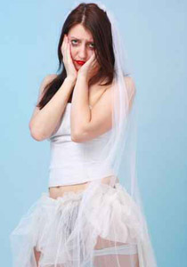 في ليلة زفافهما.. يغتصب زوجته، يصورها الغير محتشمه ويحرق جسدها! صورة رقم 1