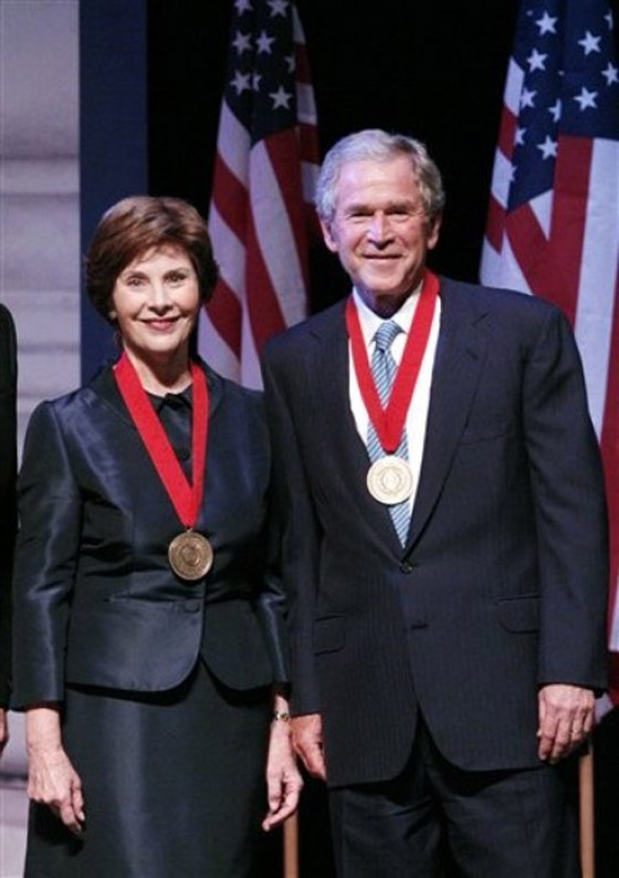 لورا بوش تعترف: زوجي كان مدمنا على الكحول والإنجيل ساعده! صورة رقم 11 لورا بوش تعترف: زوجي كان مدمنا على الكحول والإنجيل ساعده! صورة رقم 11