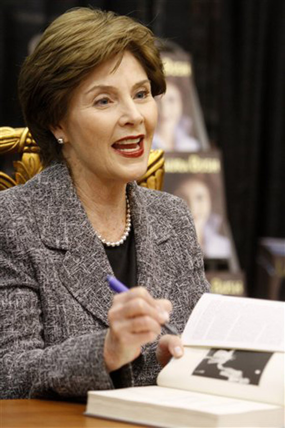 لورا بوش تعترف: زوجي كان مدمنا على الكحول والإنجيل ساعده! صورة رقم 5 لورا بوش تعترف: زوجي كان مدمنا على الكحول والإنجيل ساعده! صورة رقم 5