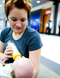 خادمة تضع السم لطفل داخل عبوة الحليب لتتخلص من بكائه!! صورة رقم 1 خادمة تضع السم لطفل داخل عبوة الحليب لتتخلص من بكائه!! صورة رقم 1