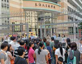 بسبب علاقته السيئة مع المعلم.. طالب ينتحر أمام زملائه!! صورة رقم 1