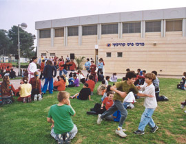 مفعال هبايس يطلق جائزة لانداو للفنون الإدائية لسنة 2010 صورة رقم 1