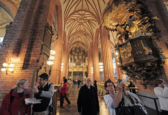 زفاف أميرة السويد.. 1100 داخل الكنيسة والبقية عبر الشاشة!! صورة رقم 5 زفاف أميرة السويد.. 1100 داخل الكنيسة والبقية عبر الشاشة!! صورة رقم 5