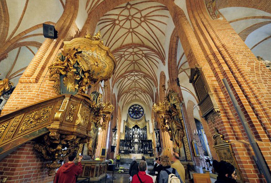 زفاف أميرة السويد.. 1100 داخل الكنيسة والبقية عبر الشاشة!! صورة رقم 6 زفاف أميرة السويد.. 1100 داخل الكنيسة والبقية عبر الشاشة!! صورة رقم 6