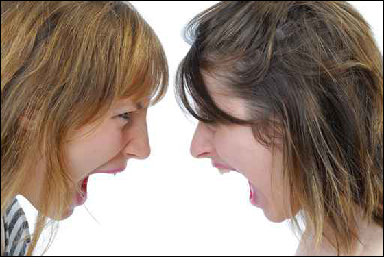 بين الام وابنتيها اغطية الطناجر بتحلها! صورة رقم 1