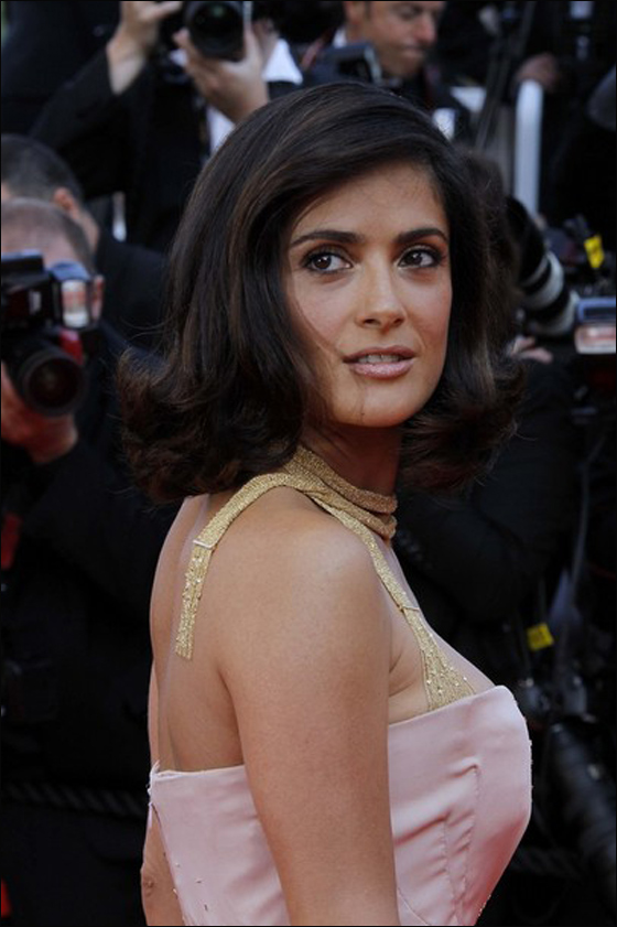 سلمى حايك تلفت الانظار بأناقتها في مهرجان كان!  صورة رقم 13