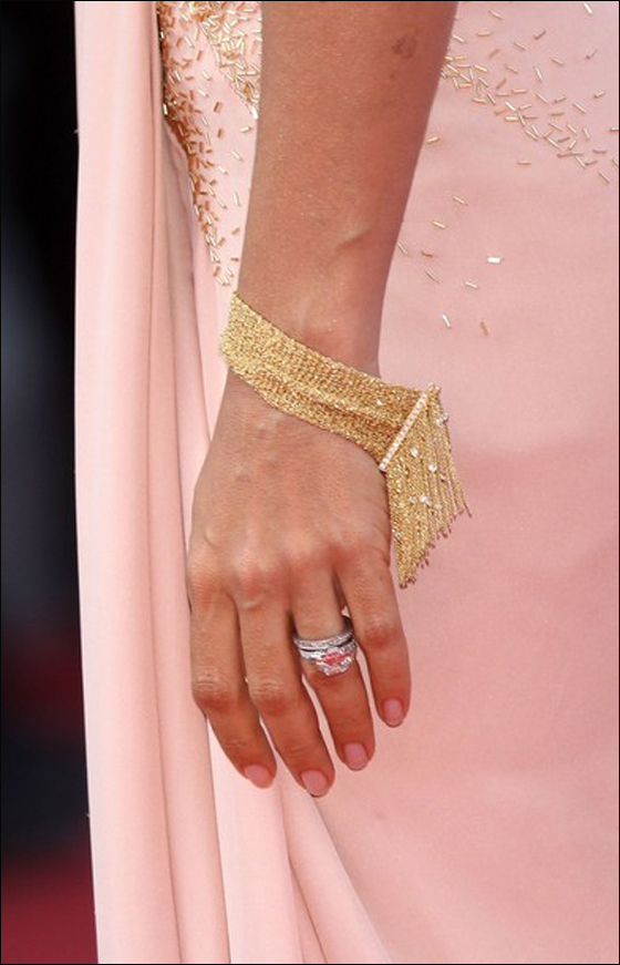 سلمى حايك تلفت الانظار بأناقتها في مهرجان كان!  صورة رقم 12