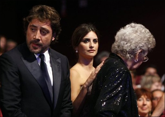 سلمى حايك تلفت الانظار بأناقتها في مهرجان كان!  صورة رقم 25