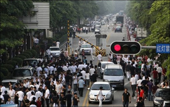 شركة تلزم الموظفين بكتابة تعهد خطي بعدم الانتحار!!  صورة رقم 4