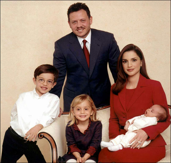 في تعليقها على الحجاب.. الملكة رانيا: ما بداخل الرأس أهم مما فوقه صورة رقم 12