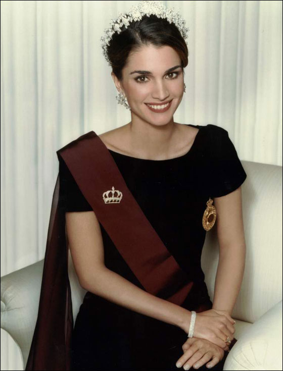 في تعليقها على الحجاب.. الملكة رانيا: ما بداخل الرأس أهم مما فوقه صورة رقم 8