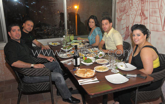 النجم عمار حسن وطاقم 