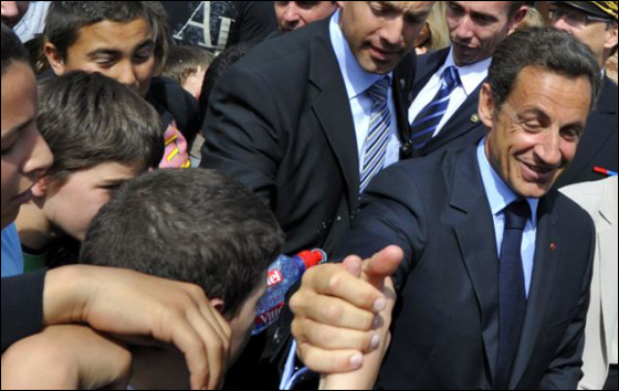 طالب مدرسة يرمي الرئيس ساركوزي بقارورة مياه صورة رقم 2 طالب مدرسة يرمي الرئيس ساركوزي بقارورة مياه صورة رقم 2