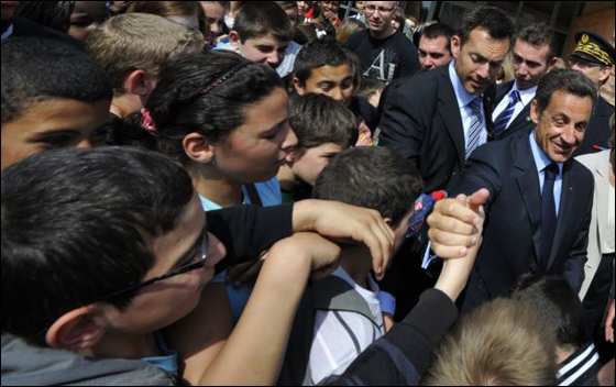 طالب مدرسة يرمي الرئيس ساركوزي بقارورة مياه صورة رقم 1 طالب مدرسة يرمي الرئيس ساركوزي بقارورة مياه صورة رقم 1