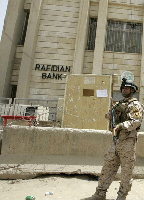 مادّة منوّمة.. بدل السلاح لسرقة 5.5 ملايين دولار من بنك عراقي! صورة رقم 4 مادّة منوّمة.. بدل السلاح لسرقة 5.5 ملايين دولار من بنك عراقي! صورة رقم 4