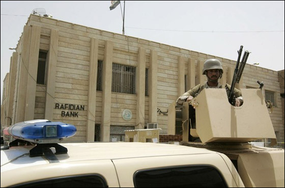 مادّة منوّمة.. بدل السلاح لسرقة 5.5 ملايين دولار من بنك عراقي! صورة رقم 2 مادّة منوّمة.. بدل السلاح لسرقة 5.5 ملايين دولار من بنك عراقي! صورة رقم 2