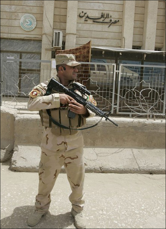 مادّة منوّمة.. بدل السلاح لسرقة 5.5 ملايين دولار من بنك عراقي! صورة رقم 3 مادّة منوّمة.. بدل السلاح لسرقة 5.5 ملايين دولار من بنك عراقي! صورة رقم 3