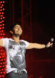 الجمهور المغربي يردد أغاني تامر الجديدة في 