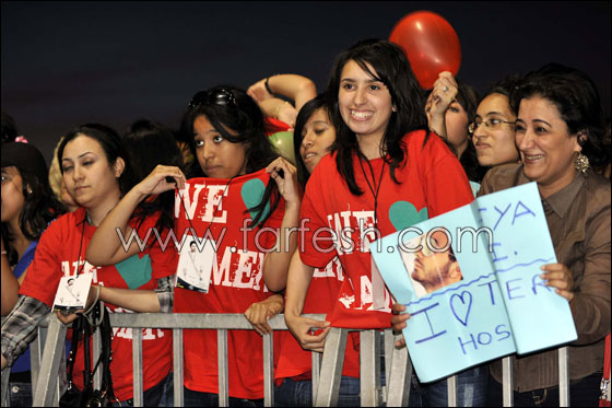 الجمهور المغربي يردد أغاني تامر الجديدة في 