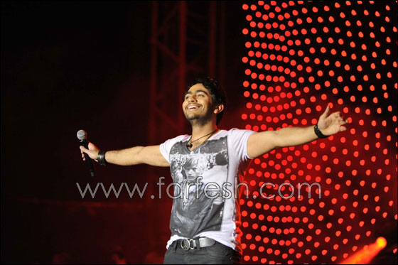 الجمهور المغربي يردد أغاني تامر الجديدة في 