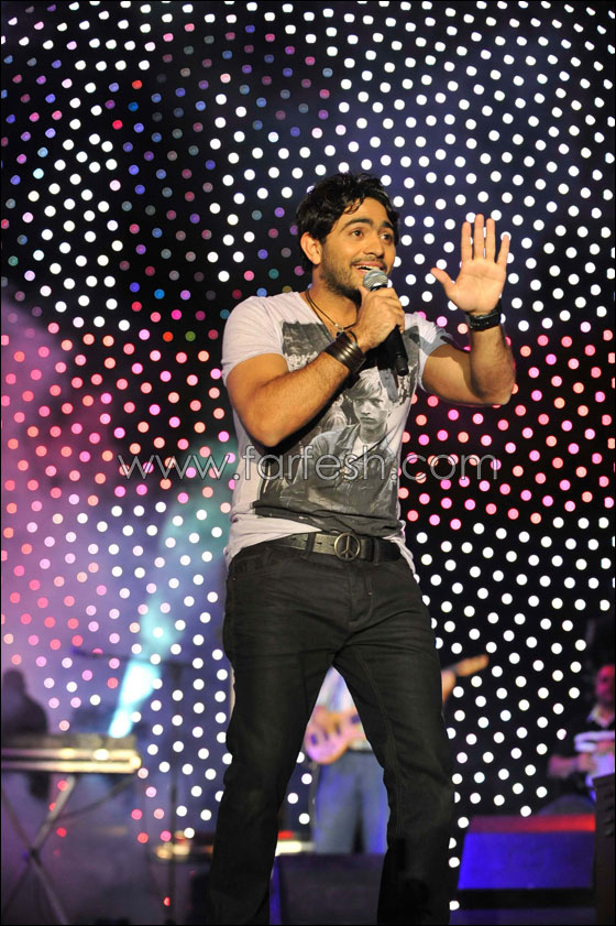 الجمهور المغربي يردد أغاني تامر الجديدة في 