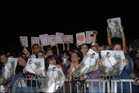 الجمهور المغربي يردد أغاني تامر الجديدة في 