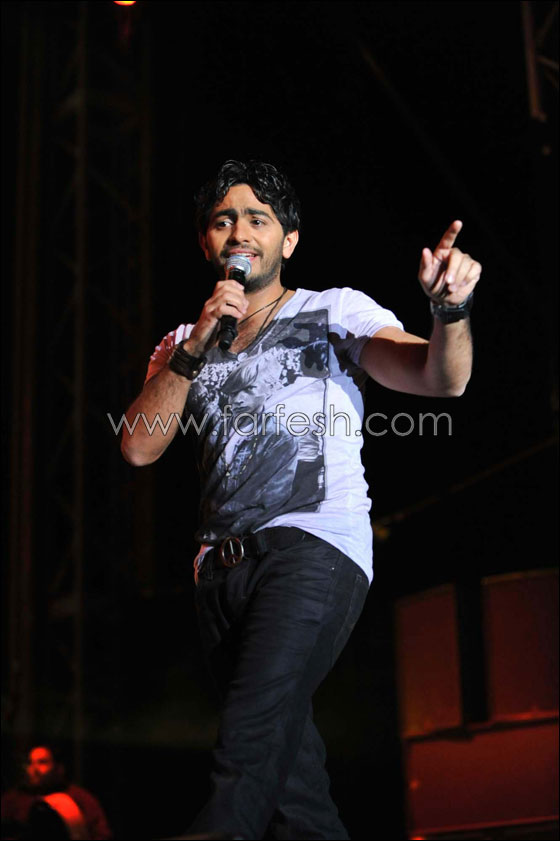 الجمهور المغربي يردد أغاني تامر الجديدة في 