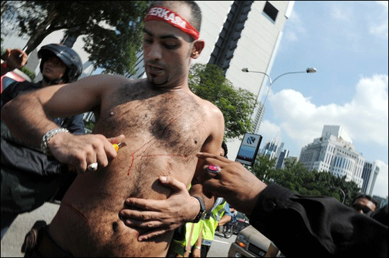 فلسطيني شطب جسده محتجا على مهاجمة اسطول الحرية!  صورة رقم 6