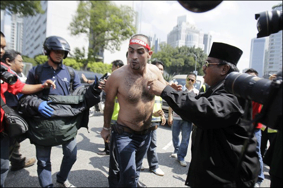  فلسطيني شطب جسده محتجا على مهاجمة اسطول الحرية!  صورة رقم 7