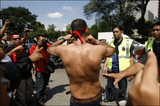  فلسطيني شطب جسده محتجا على مهاجمة اسطول الحرية!  صورة رقم 9