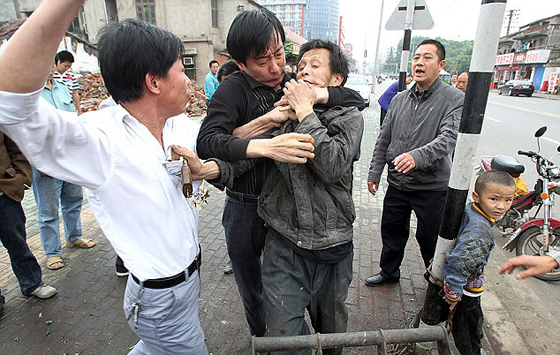 صيني كبل ابنه ونظم مزاد علني في الشارع.. لبيعه!!  صورة رقم 1