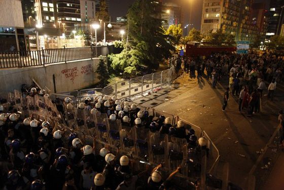 مظاهرات حول العالم تضامنا مع مظاهرات حول العالم تضامنا مع