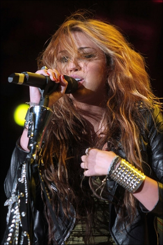 مايلي ساويرس تكسر الصورة البريئة.. وترتدي المثير!  صورة رقم 11