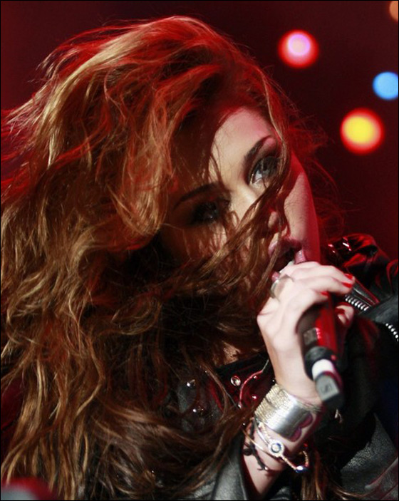 مايلي ساويرس تكسر الصورة البريئة.. وترتدي المثير!  صورة رقم 3