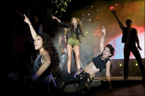 مايلي ساويرس تكسر الصورة البريئة.. وترتدي المثير!  صورة رقم 13