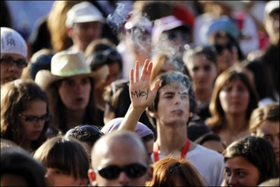 مايلي ساويرس تكسر الصورة البريئة.. وترتدي المثير!  صورة رقم 22