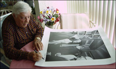 صور نادرة تجمع بين أشهر نجمات هوليوود والرئيس الأمريكي الراحل! صورة رقم 4