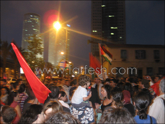 المئات يتظاهرون أمام وزارة الحربية في تل أبيب صورة رقم 7 المئات يتظاهرون أمام وزارة الحربية في تل أبيب صورة رقم 7