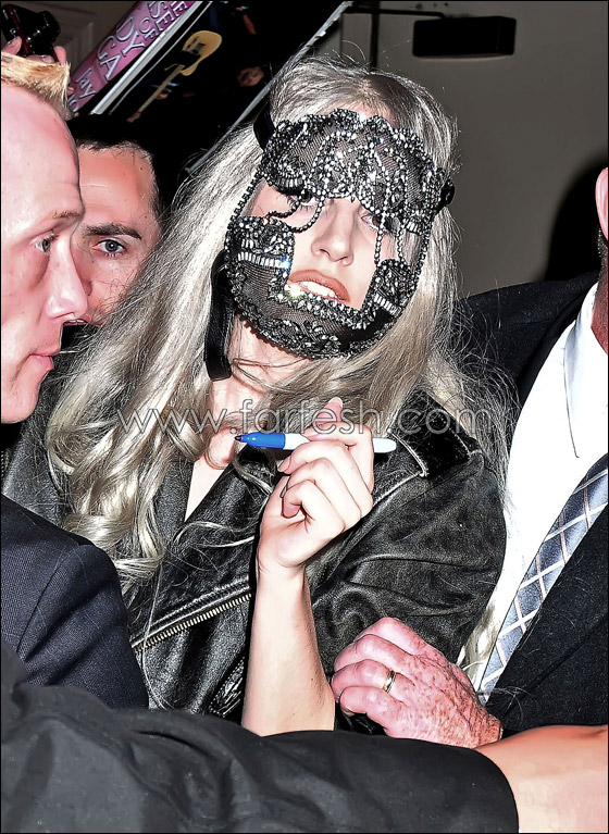 ليدي جاجا تنام في الحافلة وتفاجيء معجبيها!!     صورة رقم 18