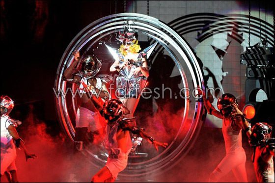 ليدي جاجا تنام في الحافلة وتفاجيء معجبيها!!     صورة رقم 3