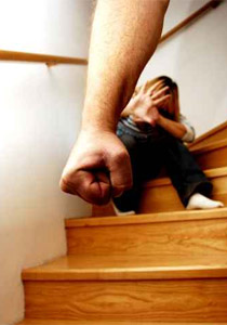 ضرب زوجته ووضع رأسها في المرحاض وأجبرها على أكل الغائط! صورة رقم 1