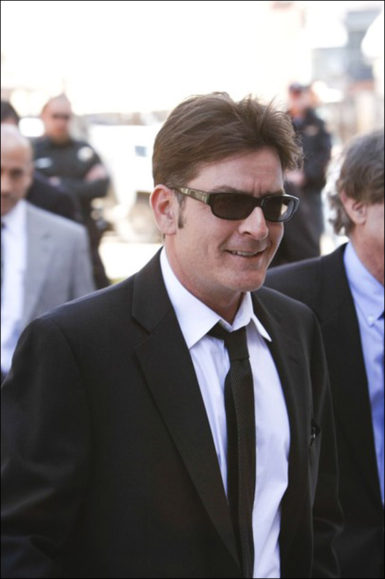 سجن 5 نجوم بانتظار نجم هوليوود تشارلي شين!! صورة رقم 3 سجن 5 نجوم بانتظار نجم هوليوود تشارلي شين!! صورة رقم 3