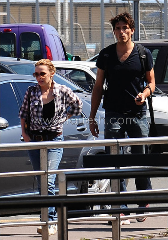 صديق كيلي مينوغ يتخلّى عنها!!  صورة رقم 2